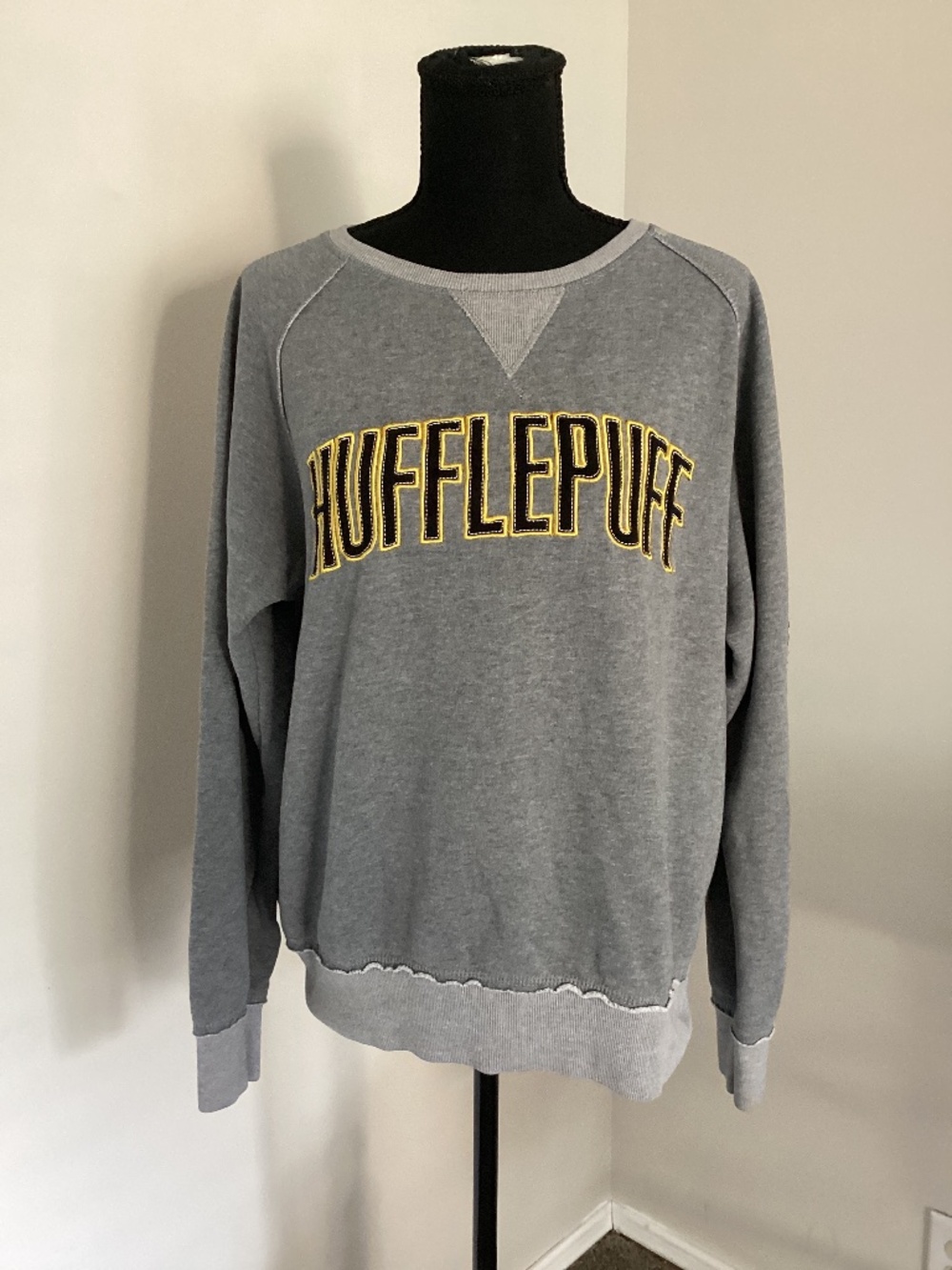 Harry Potter Hufflepuff Sweatshirt Size Large Universal Studios Wizarding World